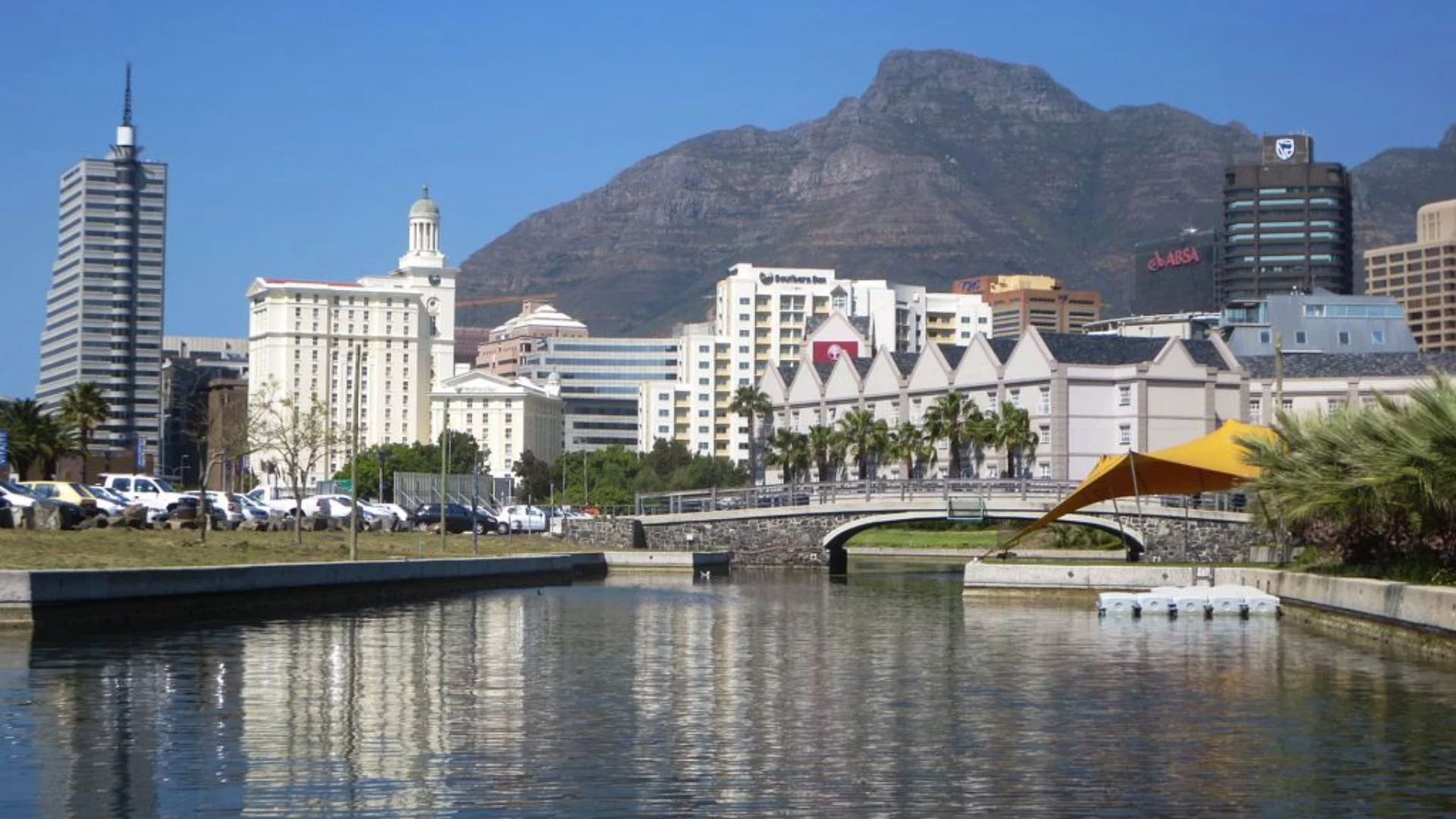 1/2 Day Relaxed Canal Cruise with Table Mountain Views