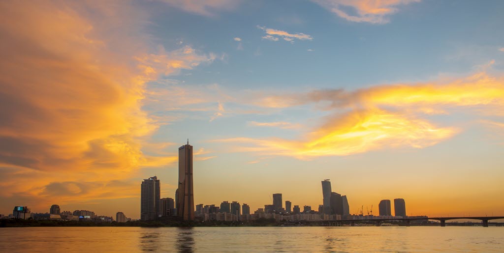 Seoul Nightlife Tour : Royal Palace Tour, Chimaek Adventure, Romantic Summer Night Cruise with Music, Han River Sightseeing