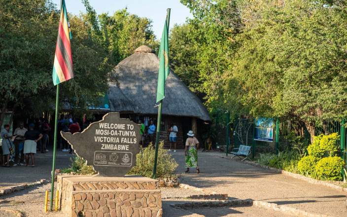 Festín al Atardecer con Tambores en las Cataratas Victoria – Medio Día