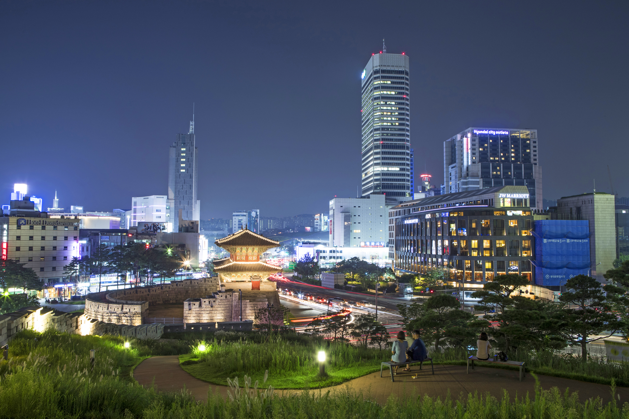 Walking Tour with Dongdaemun DDP, Dongdaemun Gate, Cheonggyecheon, Gwangjang Market