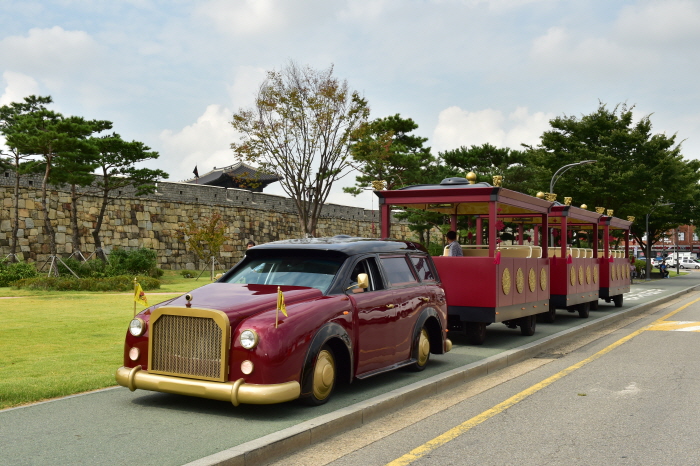 Korean Folk Village, Hwaseog Fortress & Gwangmyeong Cave Private Transport Tour (9 passenger max)