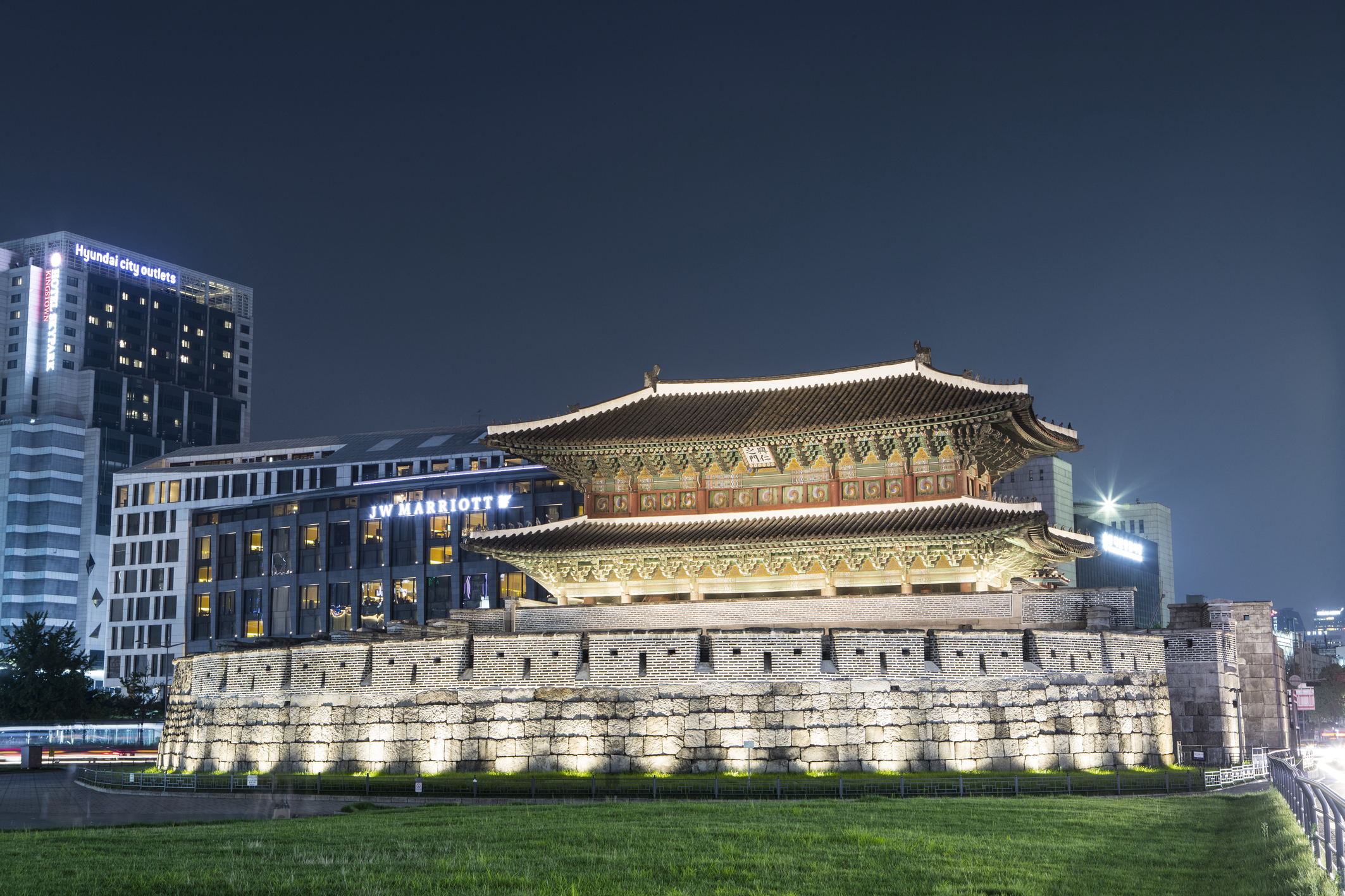 Walking Tour with Dongdaemun DDP, Dongdaemun Gate, Cheonggyecheon, Gwangjang Market