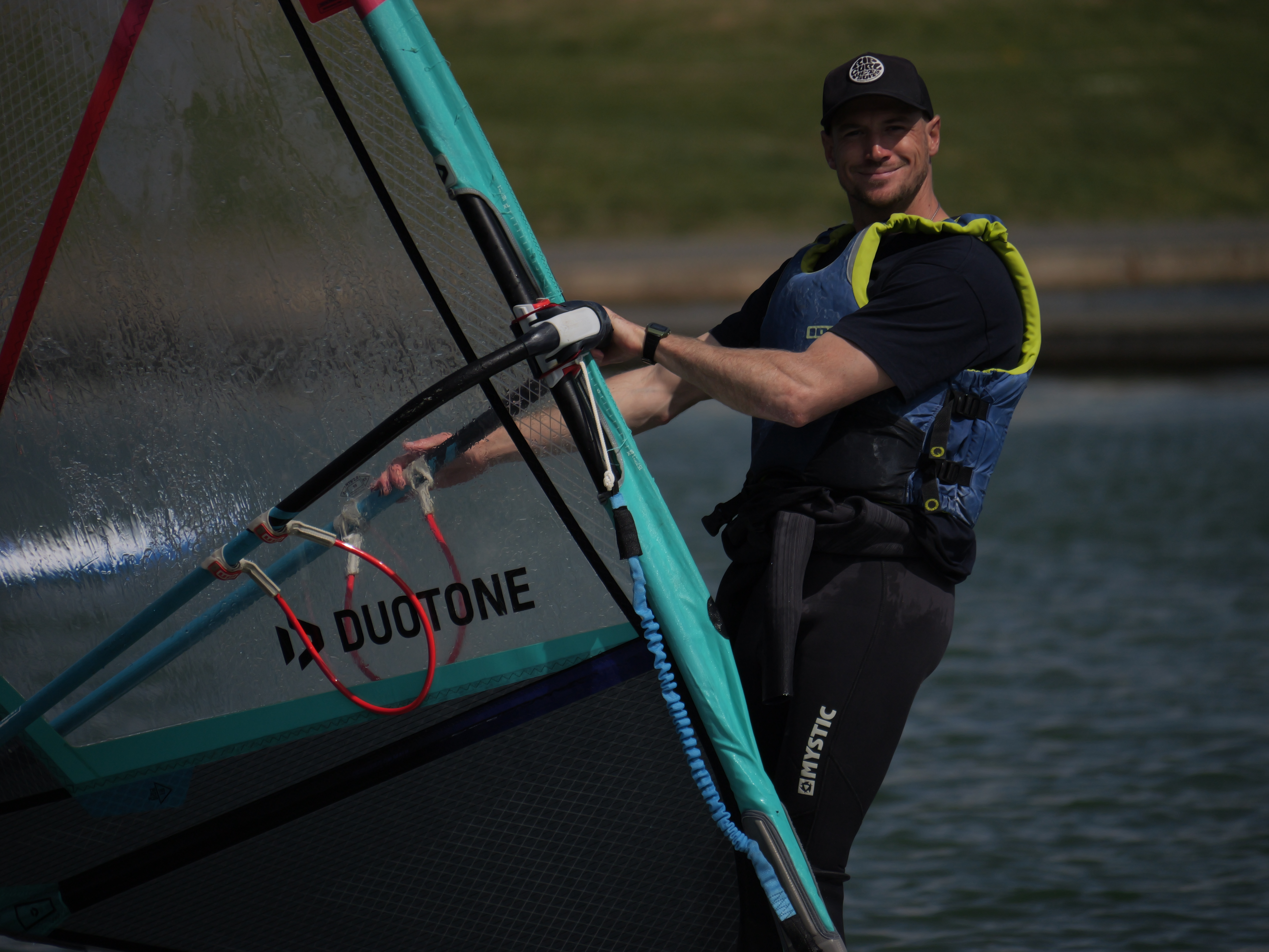 Atrapa el viento y corre a través del agua en una sesión de introducción al windsurf. - Foto 2