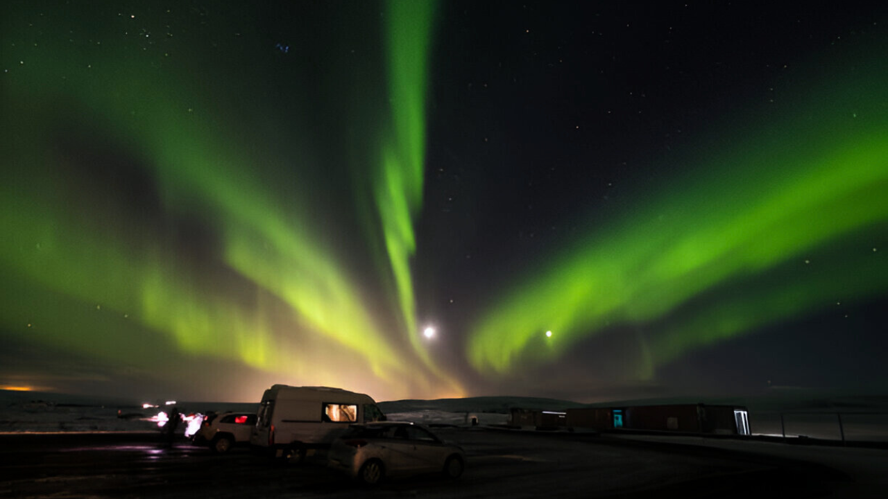 Reykjavík: Northern Lights Small-Group Tour by Sprinter with Photos & Cocoa