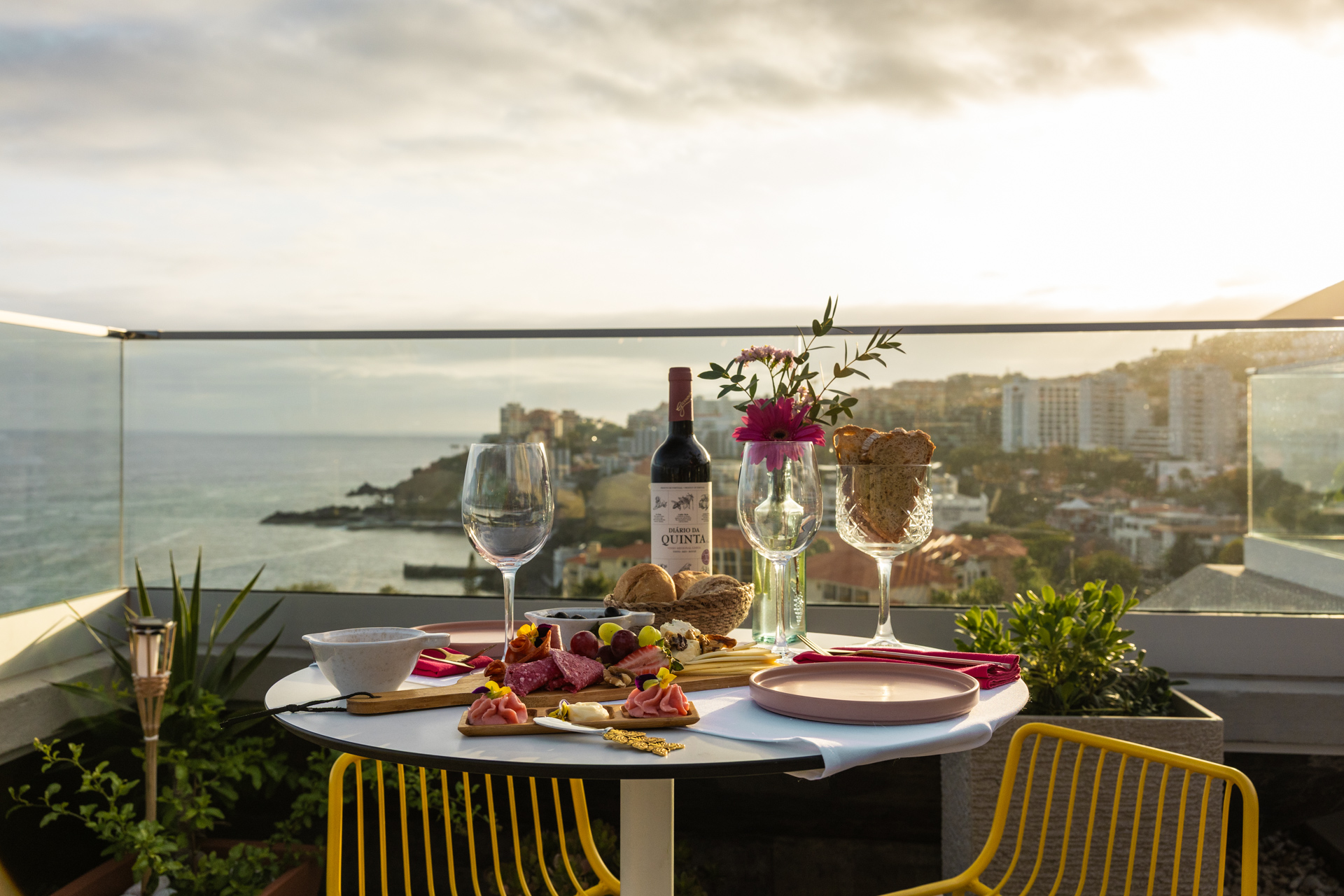 Rooftop Sunset con vino y tabla Gourmet