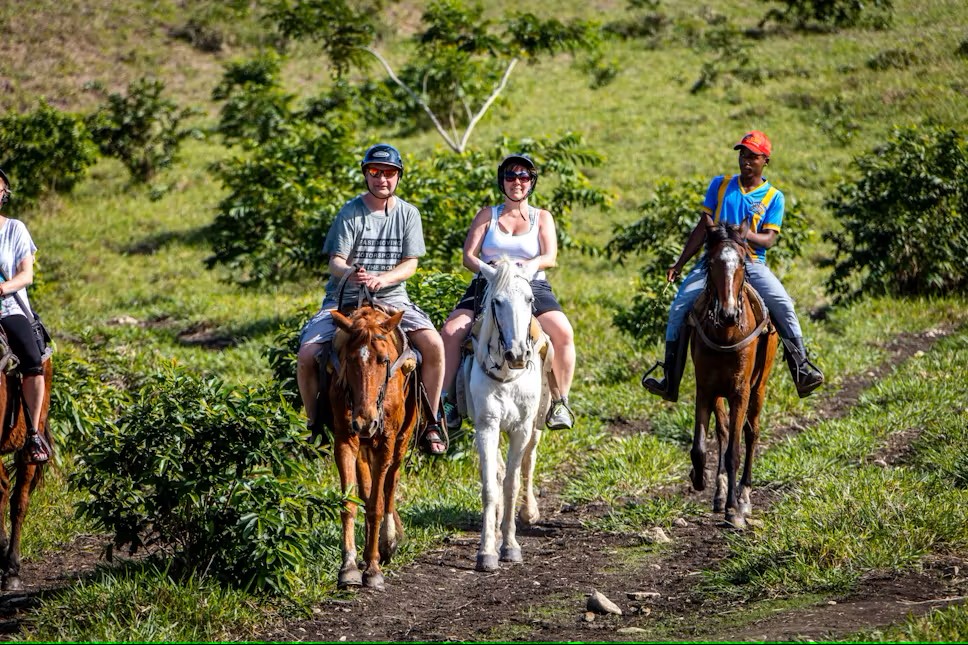 Caminata por la cascada, tirolesa y paseo a caballo desde Puerto Plata