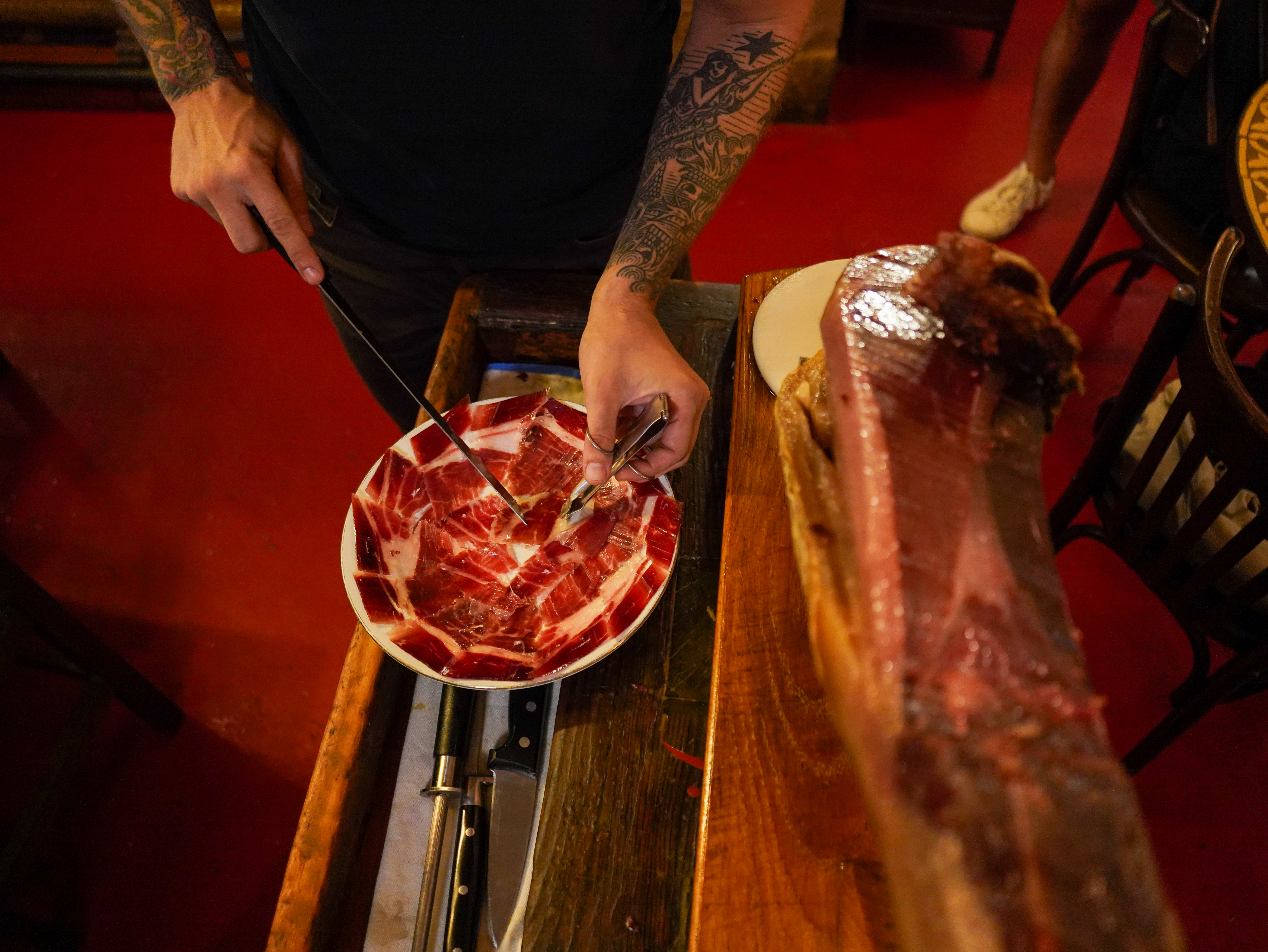 Evening Tapas & Wine Tour – Image 3 | WeShare