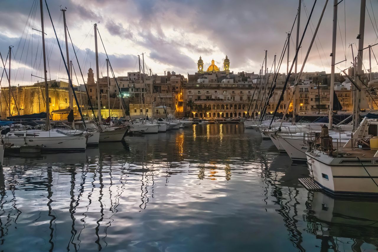 Tour de las Tres Ciudades y Cata de Vinos | Medio día