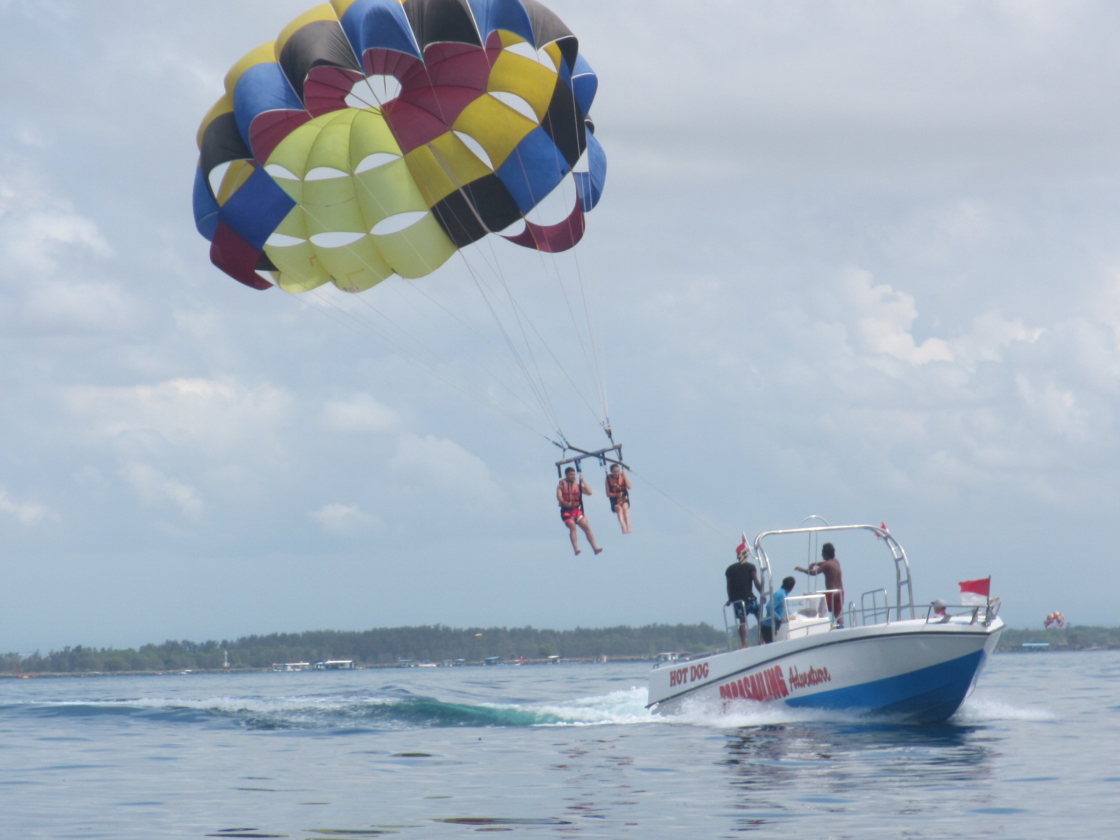 Aventura de parasailing con deportes acuáticos en Nusa Dua, paseo en tubing, banana boat y pesca con mosca - Foto 2