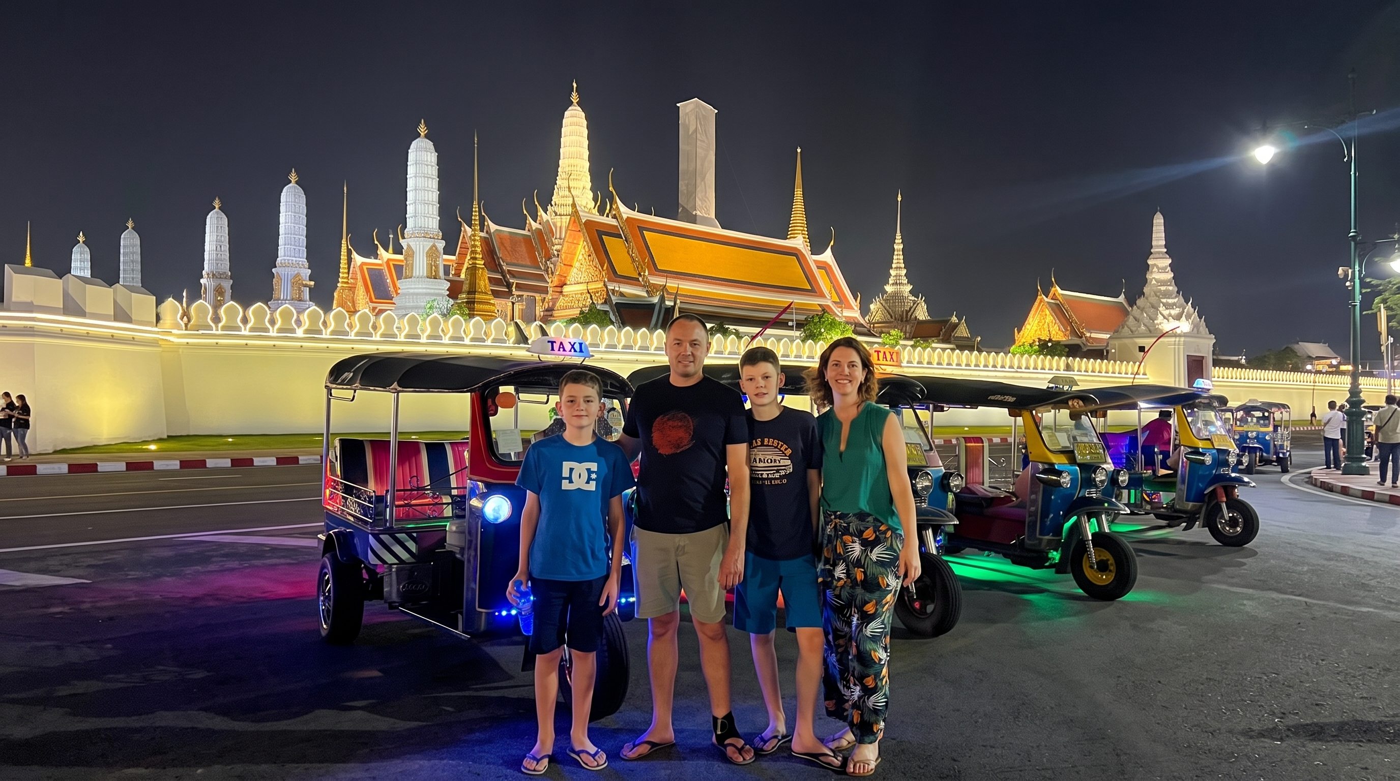 Bangkok Tuk-Tuk Tour by Night with Chinatown Street Food Meal