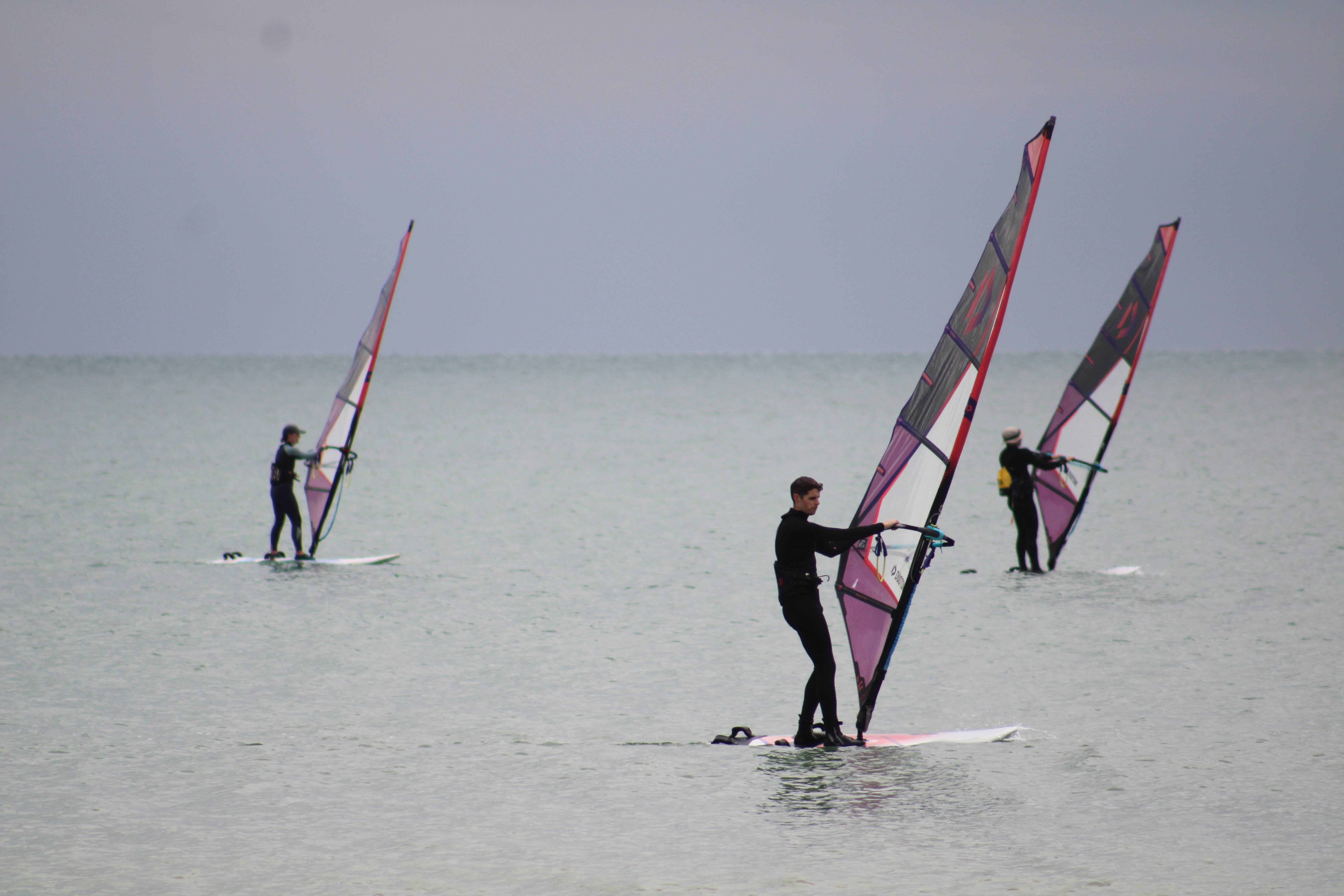 Atrapa el viento y corre a través del agua en una sesión de introducción al windsurf. - Foto 5