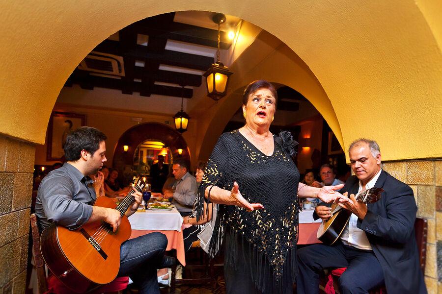 Lisboa de noche: tour privado con fado, cena y vista panorámica - Foto 3
