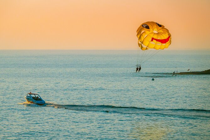Emociones en parasailing ante la belleza azul de Sharm El Sheikh