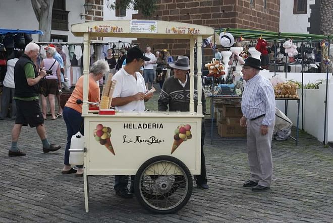 Domingo en el mercadillo de Teguise desde Costa Teguise