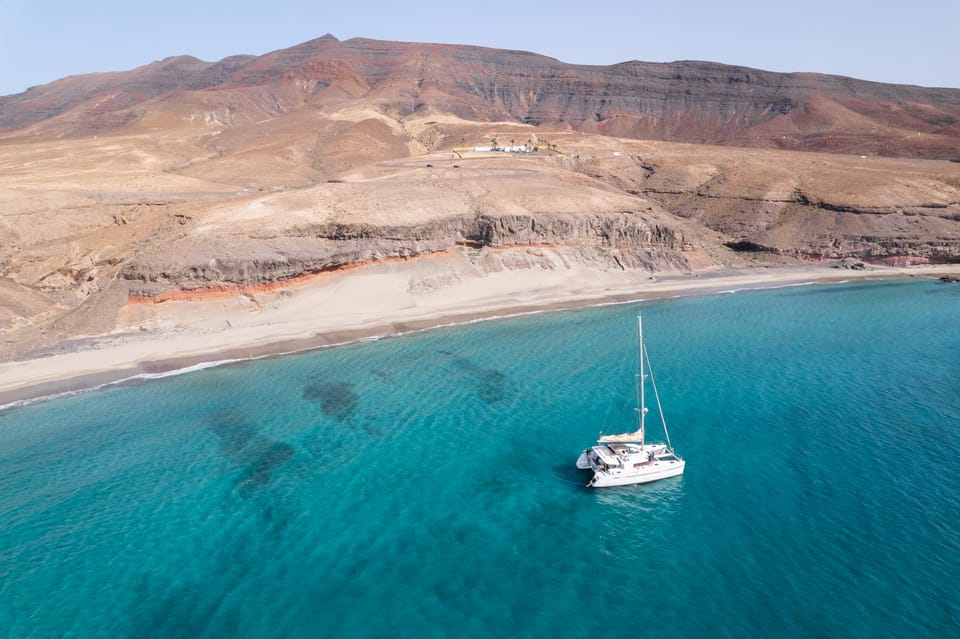 Experiencia VIP en un lujoso catamaran a vela desde Jandía