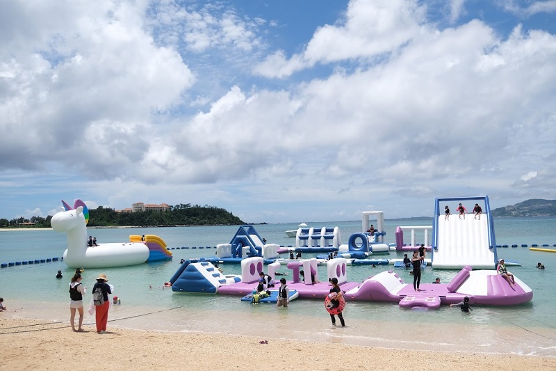 名護市喜瀬ビーチに出現 海上アスレチック 喜瀬アクアパーク Jj Activity