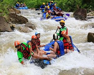 PHUKET-PHANG NGA: día completo de rafting en aguas bravas -Tirolesa-ATV (30 minutos) con almuerzo