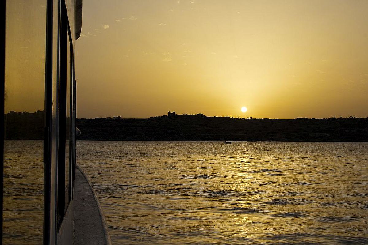 Crucero al atardecer en Comino