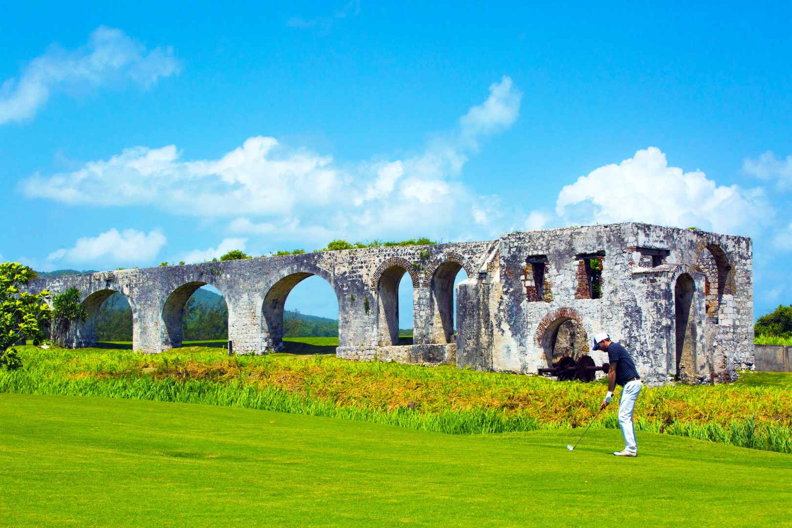 Escape de golf caribeño junto al acantilado en el campo de golf Cinnamon Hill en Montego Bay