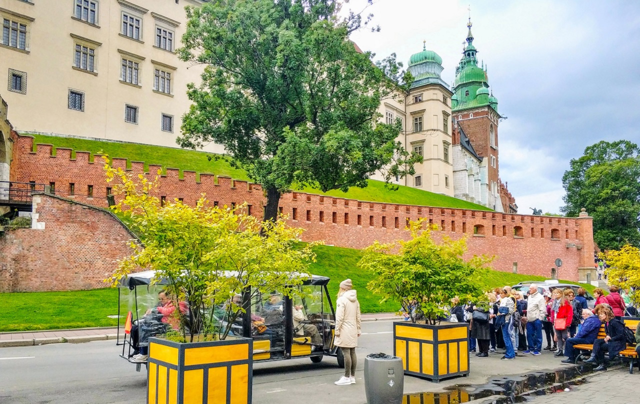 Krakow: Old Town and Jewish Quarter by Golf Cart + Schindlers Factory Museum Guided Tour