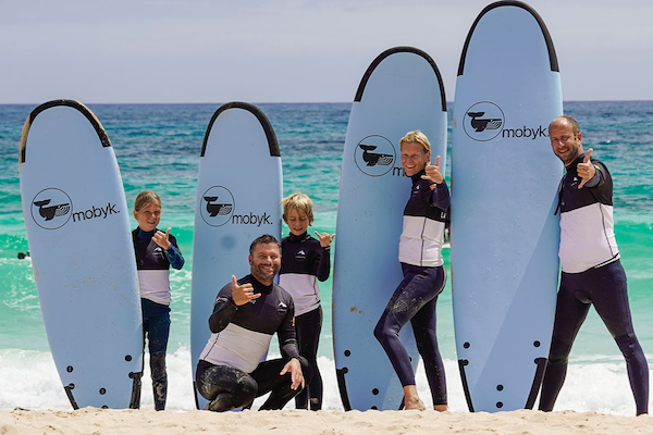 Clases de surf privadas para hacer en familia en la zona norte