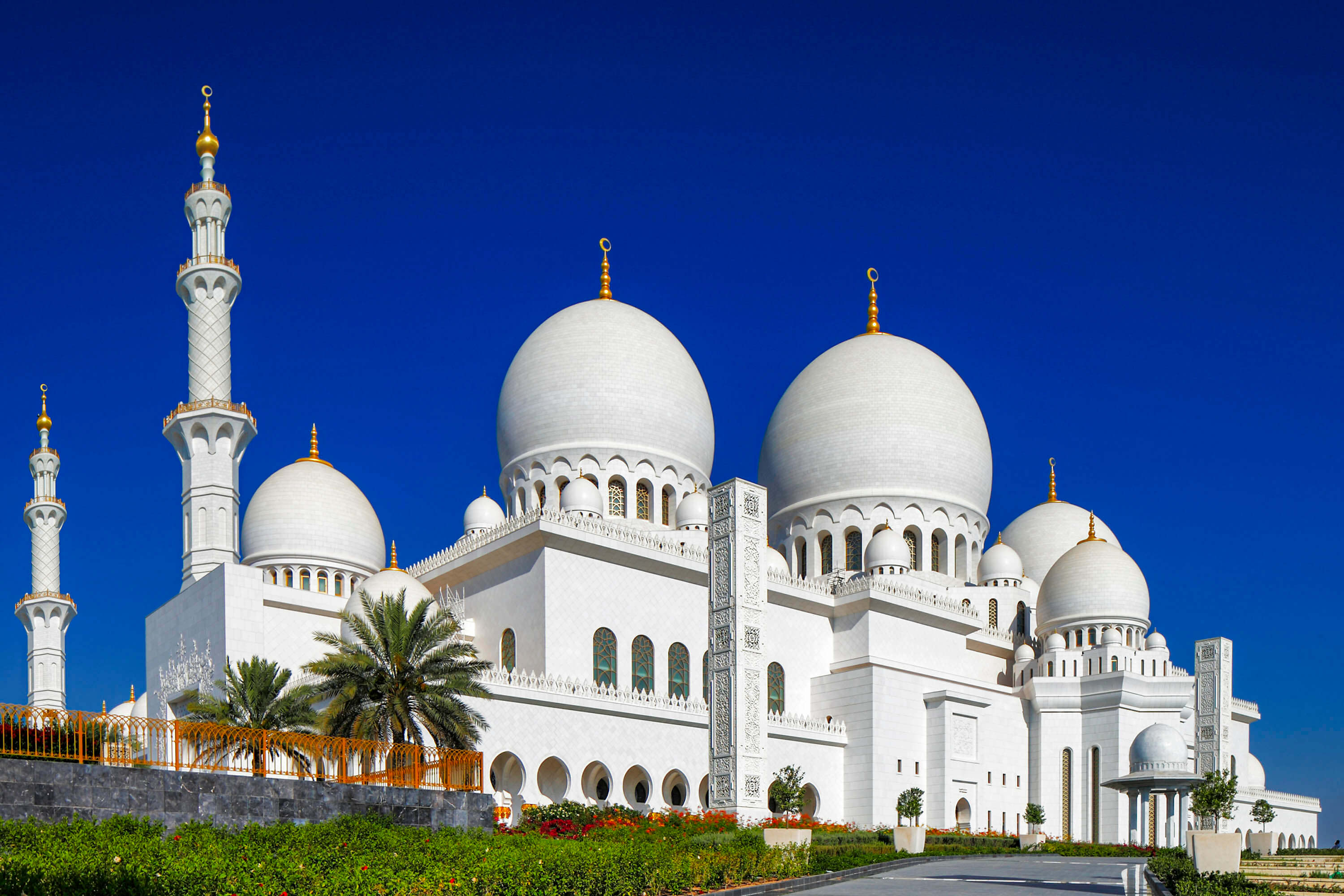Abu Dhabi, Sheikh Zayed Grand Mosque: Self-Guided Tour – Image 3 | WeShare