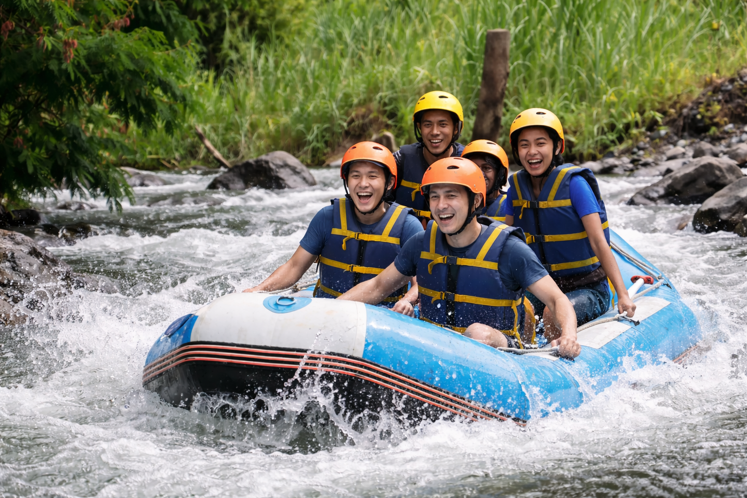 Aventura de rafting en rápidos en el río Telaga Waja