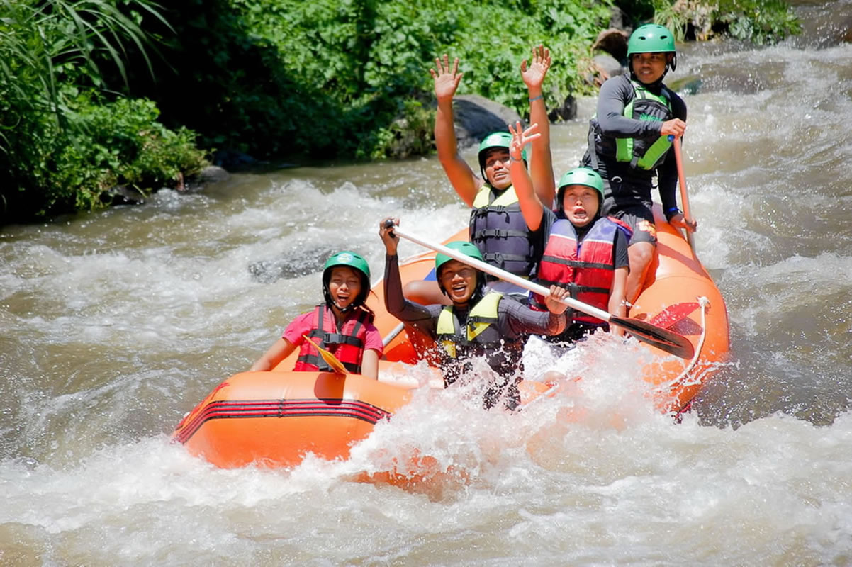 Tour privado de rafting en rápidos y cascada de Kanto Lampo