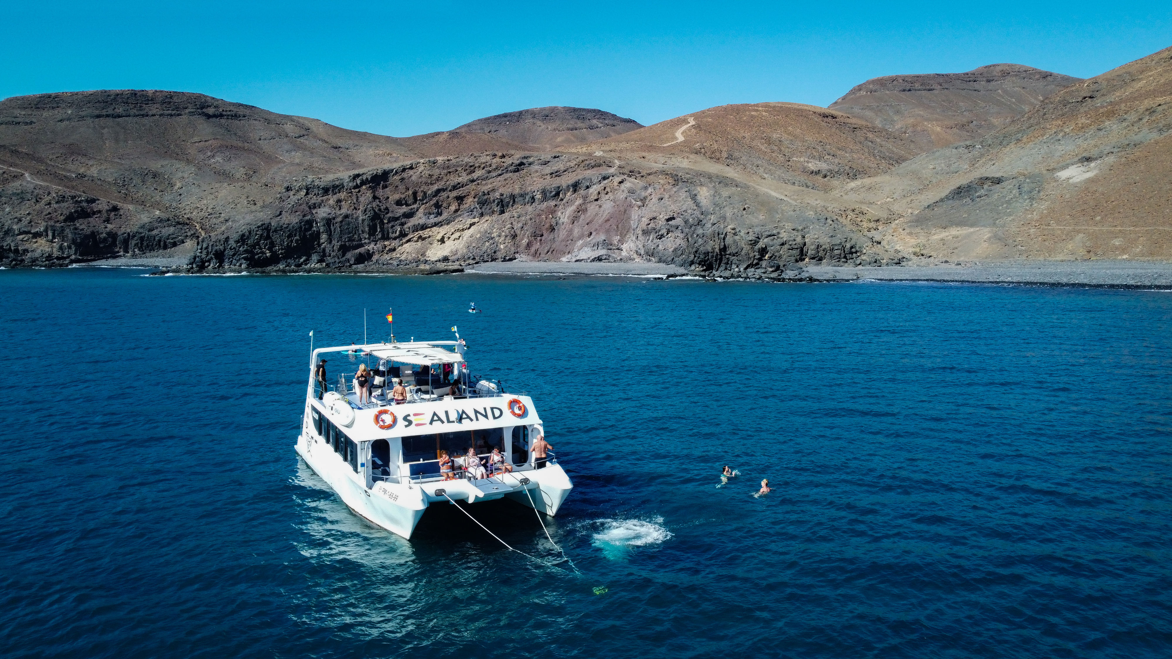 Aventura en un catamarán de lujo: Descubre la Bahía de Gran Tarajal con estilo