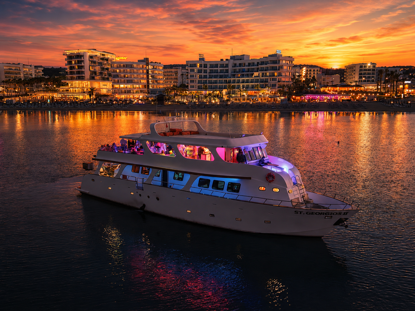 Protaras: crucero al atardecer con DJ de los años 70, 80 y 90 - ADULTOS 16+