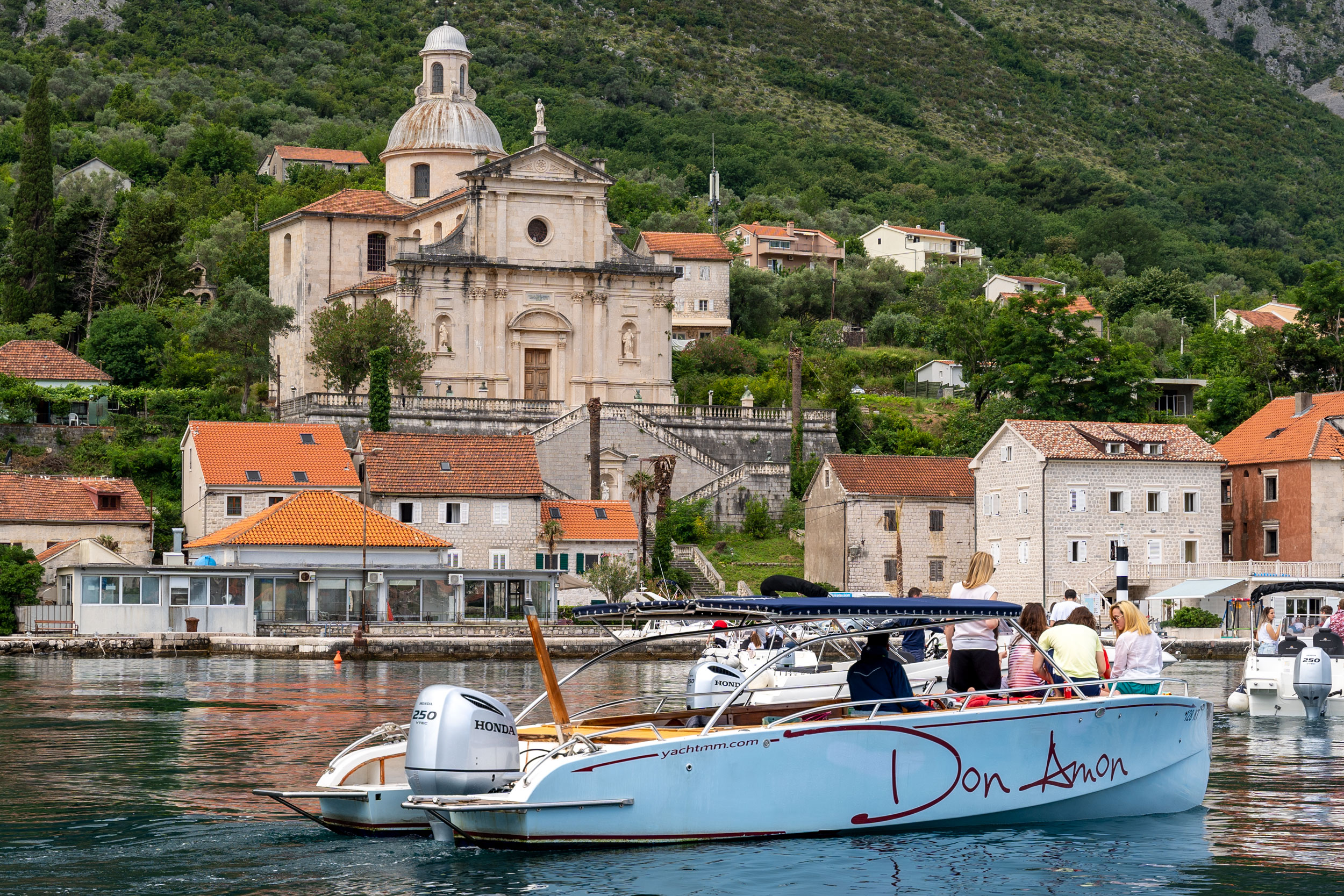 Rent a boat Up to 14 persons