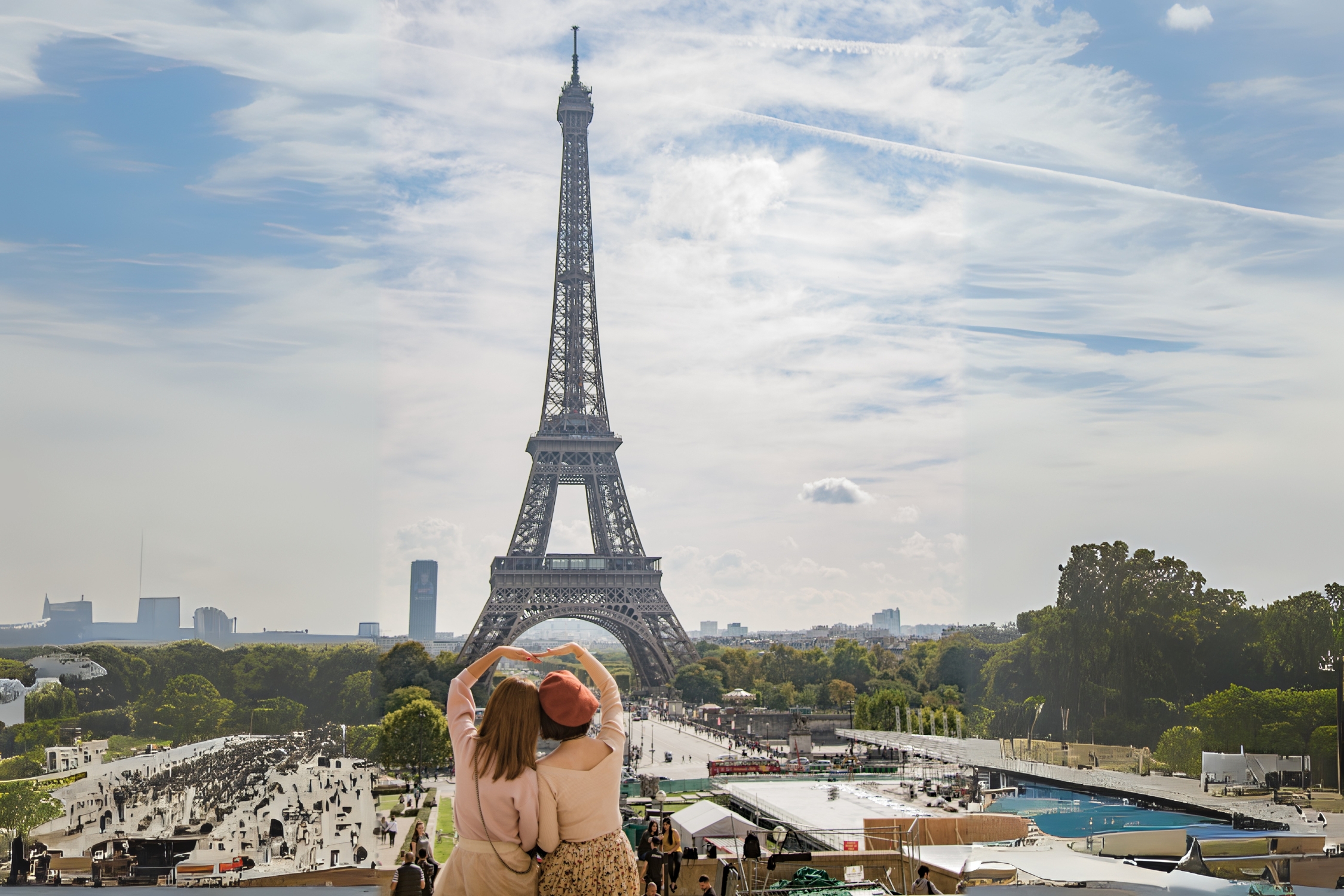 Eiffel Tower Access to 2nd Floor and Summit Option with Guide – Image 4 | WeShare