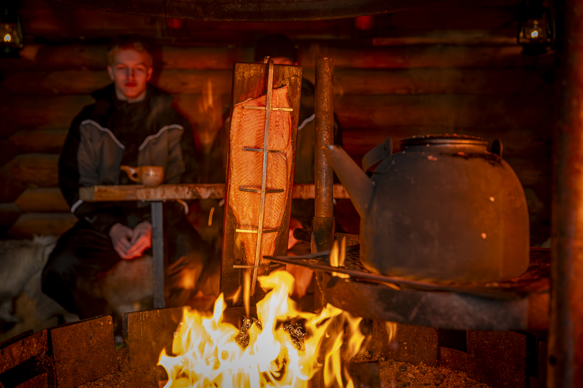 Cena de salmón finlandés de 3 platos en la cabaña
