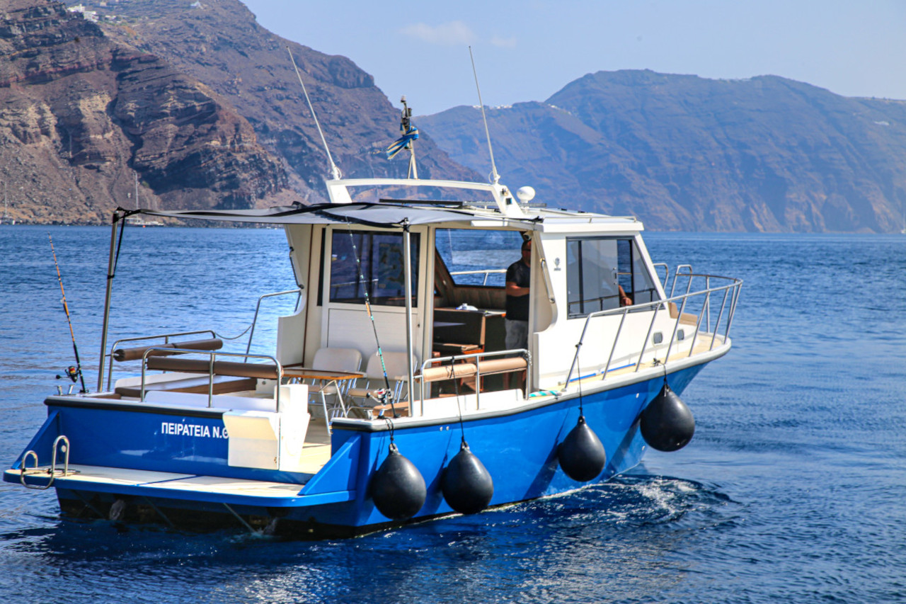 Tour turístico privado en crucero por Santorini con barbacoa y bebidas - Foto 4
