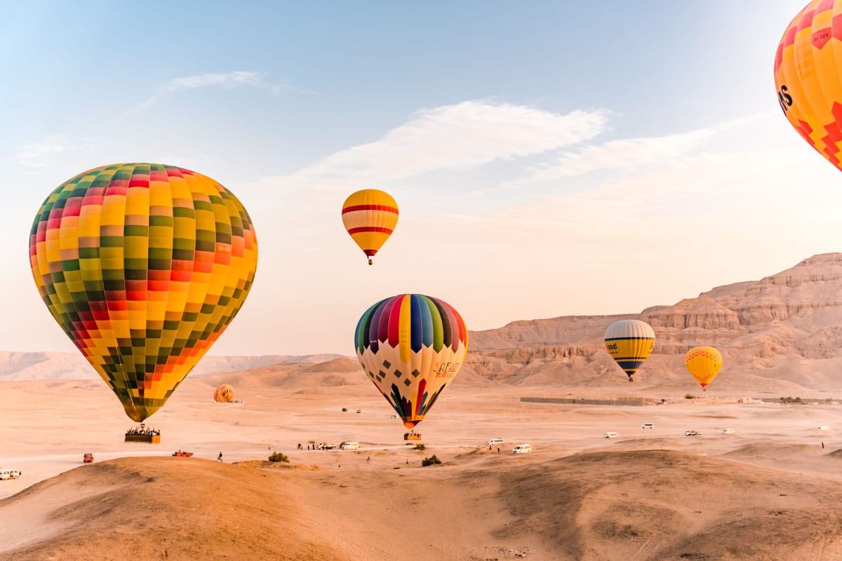 Güneşle Yükselen Soluk Kesici Luxor Sıcak Hava Balonu
