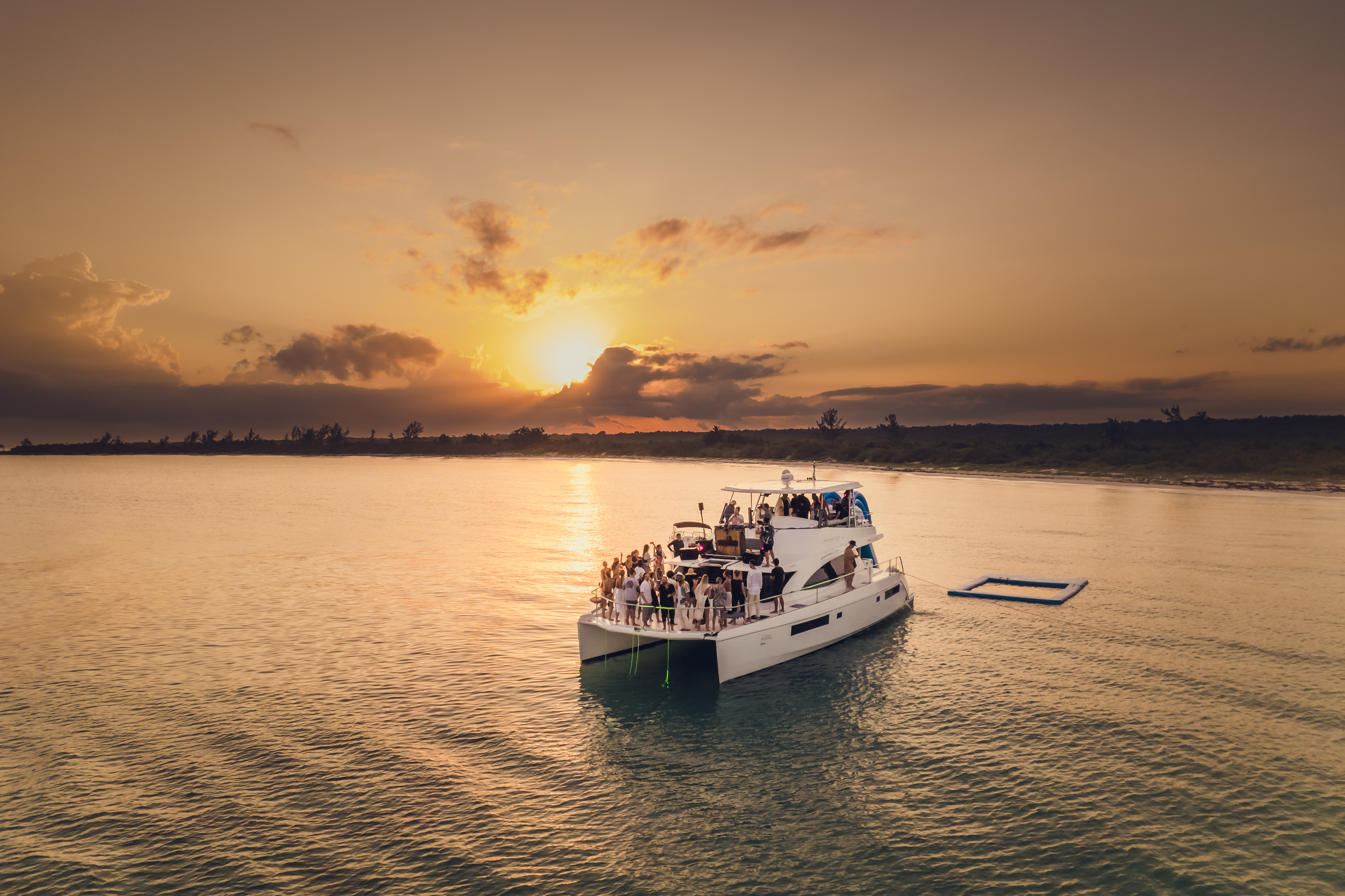 Hepsi Dahil Cancún: 5 saat Kıyı ve Pizza 51' Leopard PowerCat ile