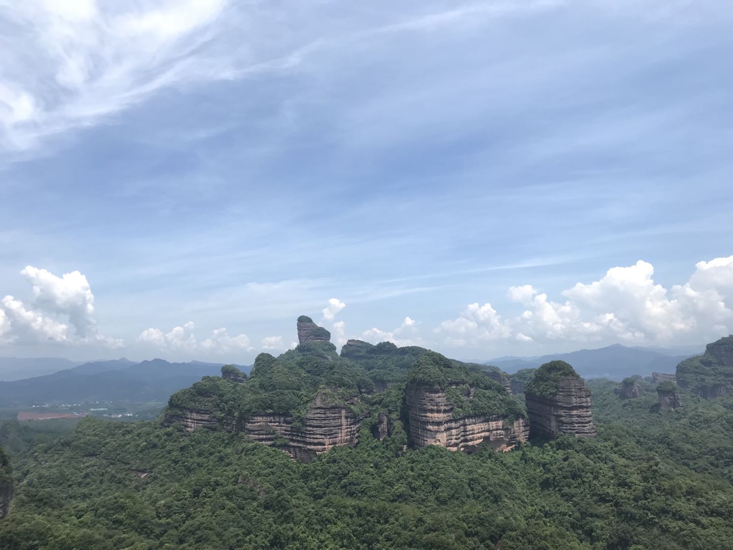 Excursión privada de un día con todo incluido a Danxia y el monasterio de Nanhua en tren bala desde Guangzhou