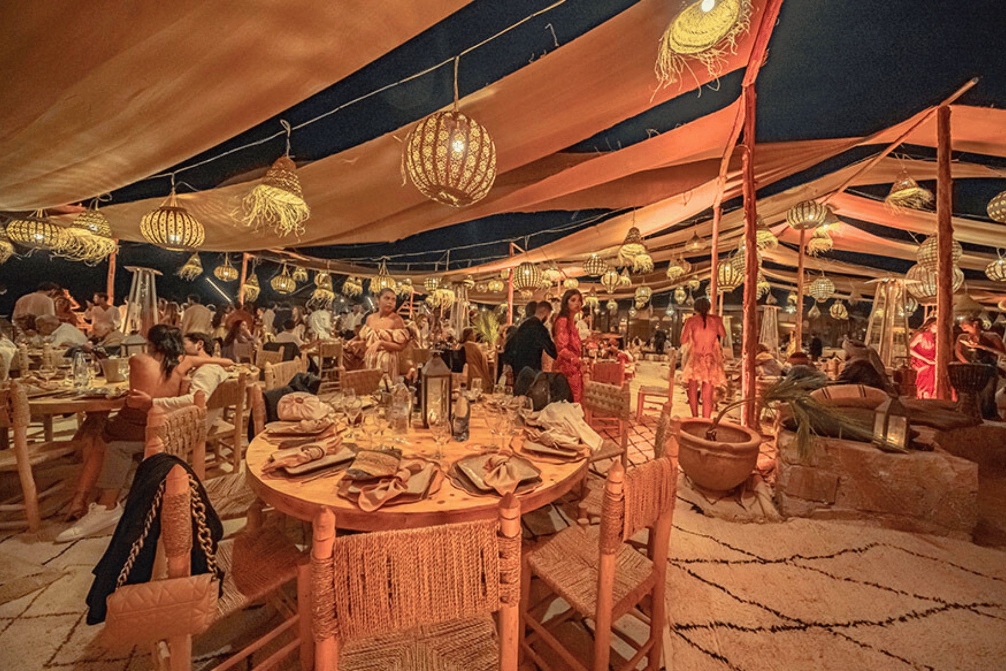 Vistas del atardecer y cena marroquí con espectáculo en vivo en el desierto de Agafay