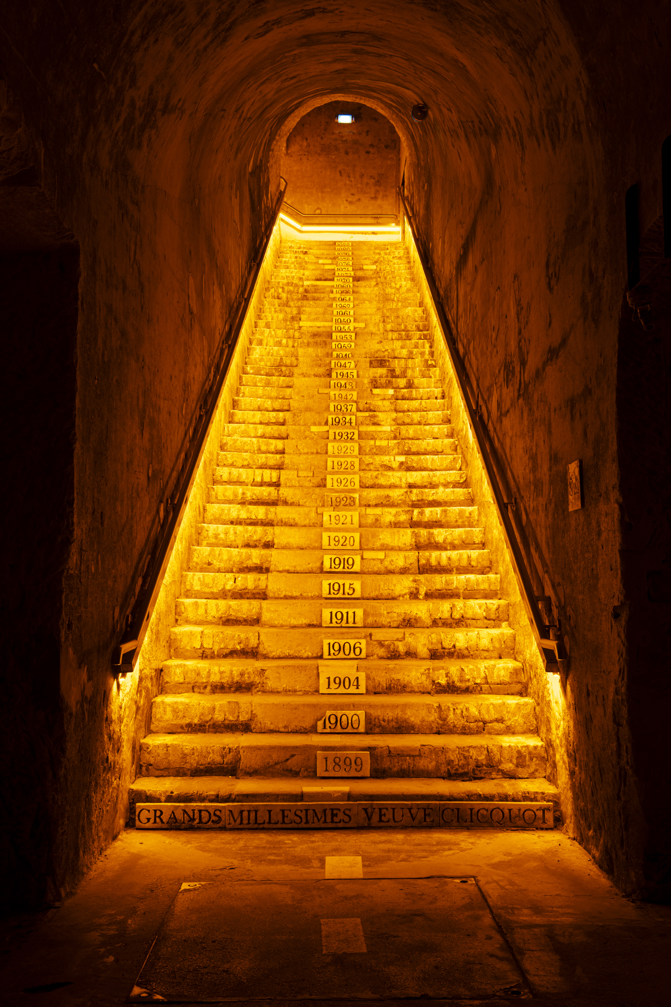 Tour de un Día por la Región de Champagne: Veuve Clicquot y Bodega Familiar con Almuerzo desde Reims en Semiprivado - Alojamientos en Reims