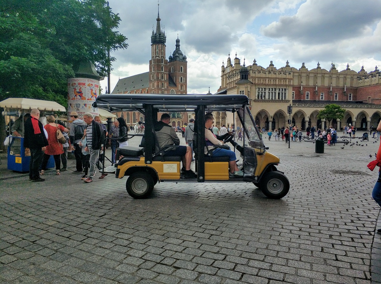 Krakow: Old Town Tour by Golf Cart and Vistula Cruise by Catamaran
