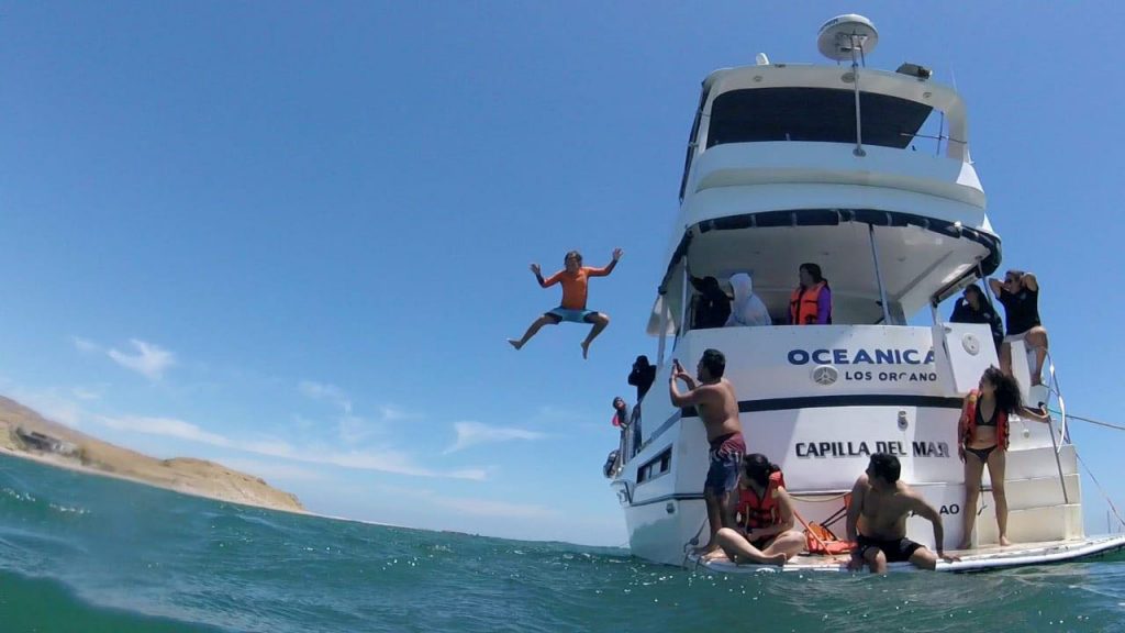 Man-10: Fiesta en barco en Máncora - Vibraciones de atardecer y playa