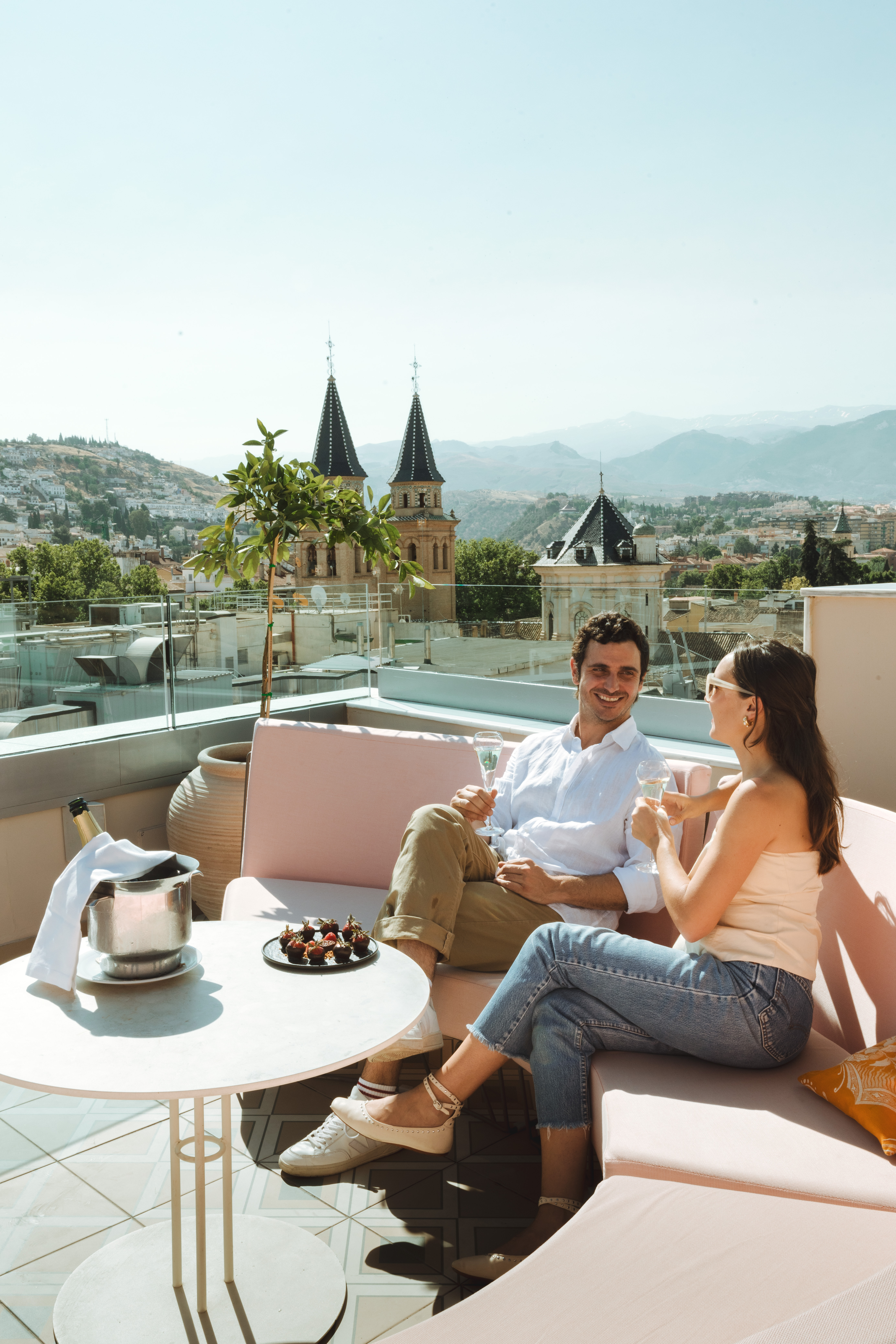 Champagne y fresas con chocolate en la exclusiva terraza Bheaven