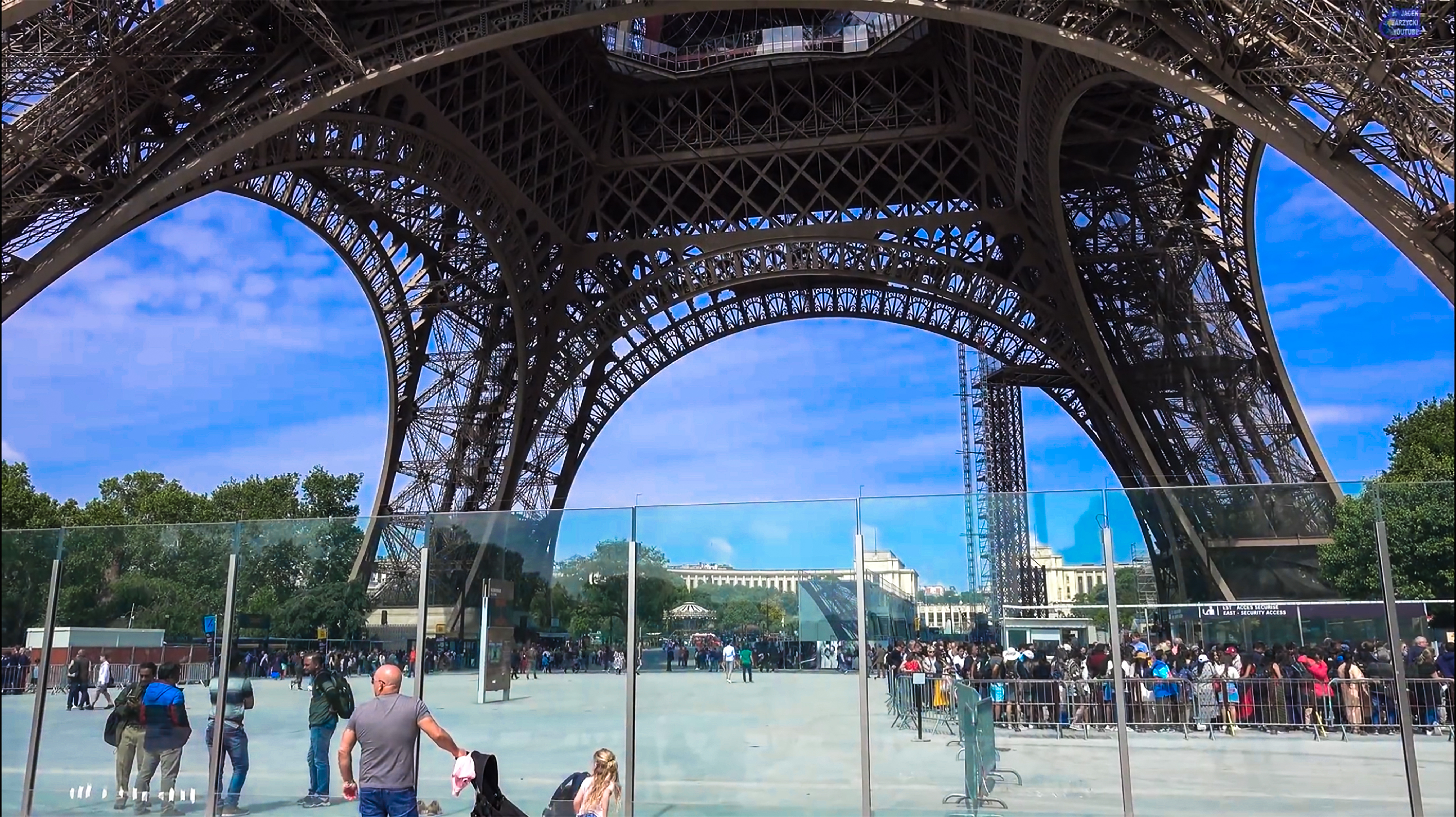 VIP Lunch on the Eiffel Tower (Optional Seine River Cruise) – Image 2 | WeShare
