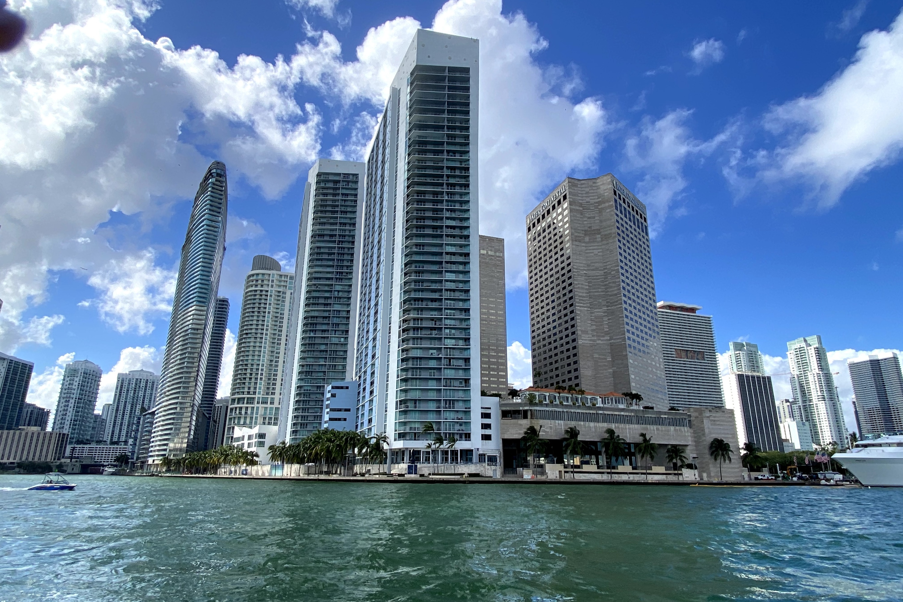 South Beach: Cruise of Millionaire’s Homes & Miami Skyline 