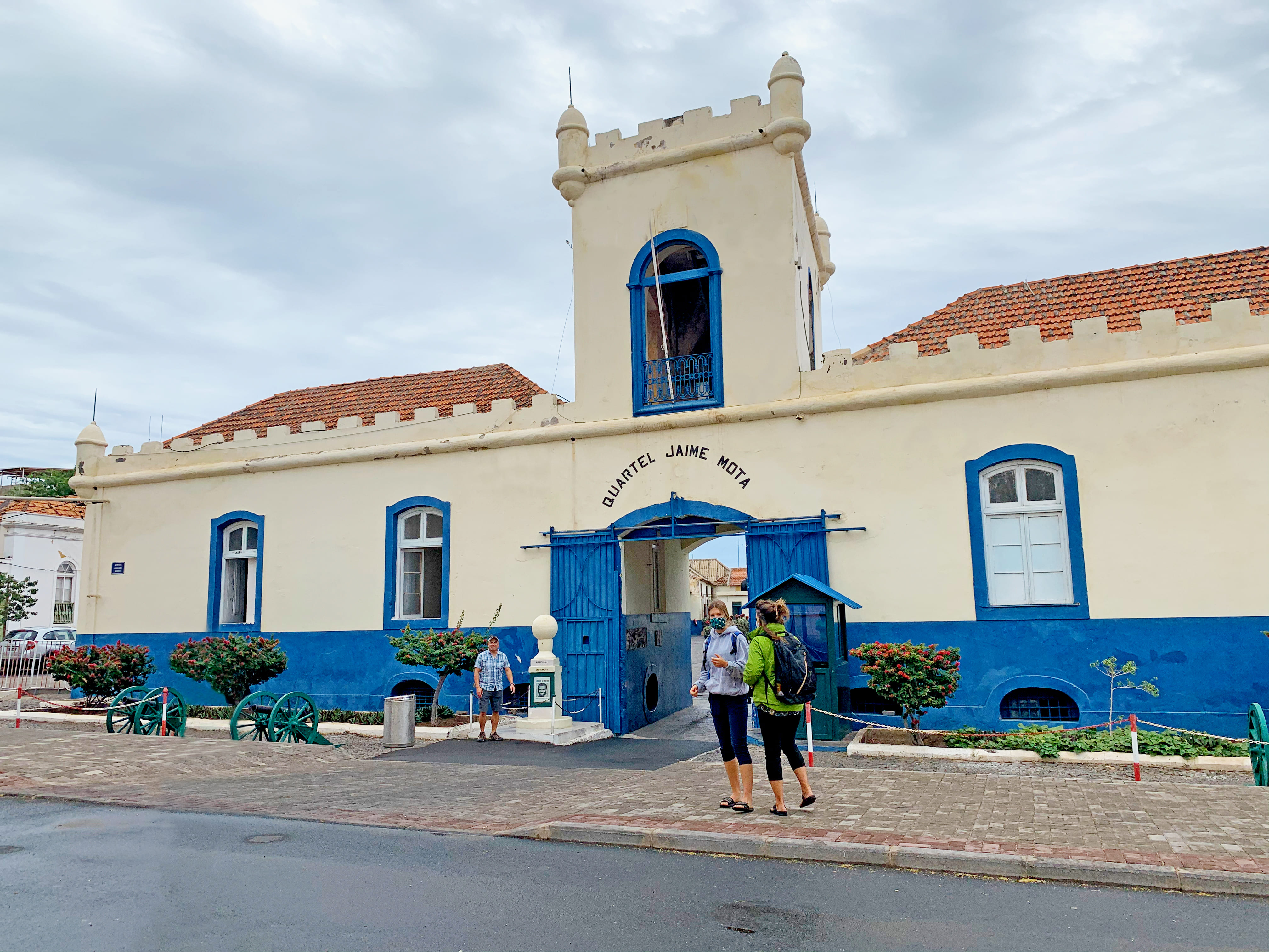Recorrido a pie por Praia: mercados locales y edificios históricos