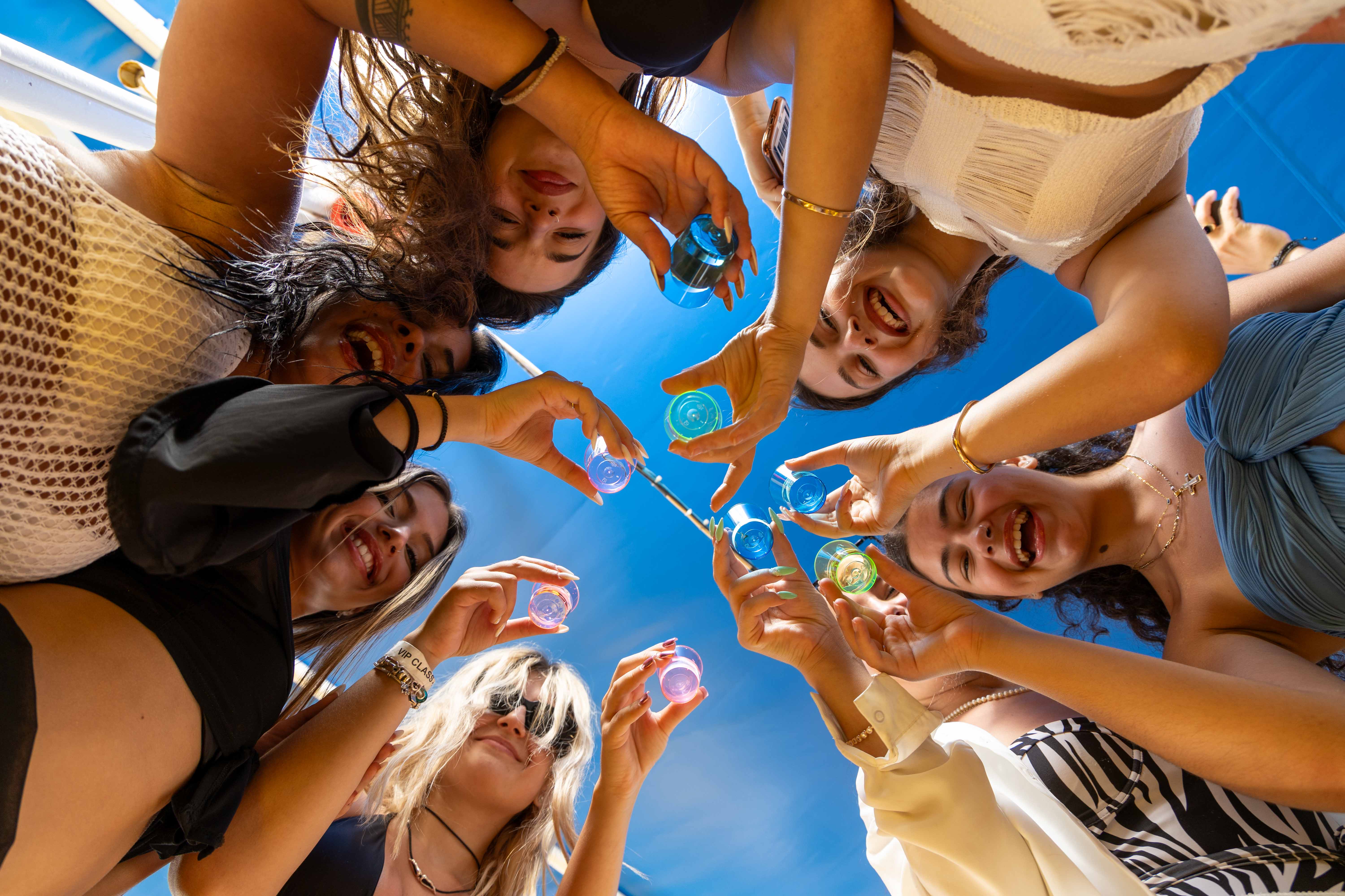 Atenas: crucero de un día para nadar con DJ, almuerzo y bebidas inc.