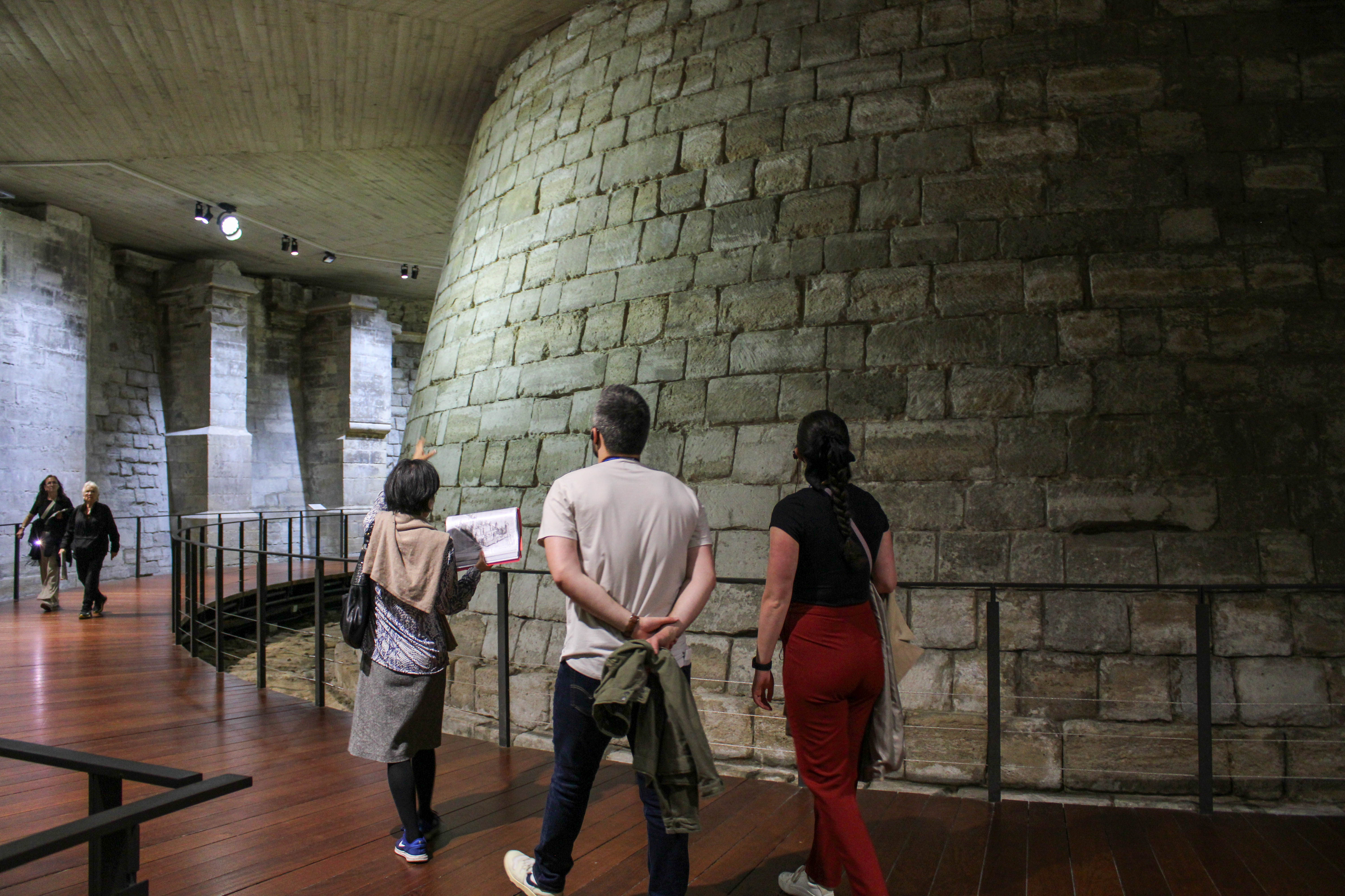 Murders and Mysteries of the Louvre - Photo 26
