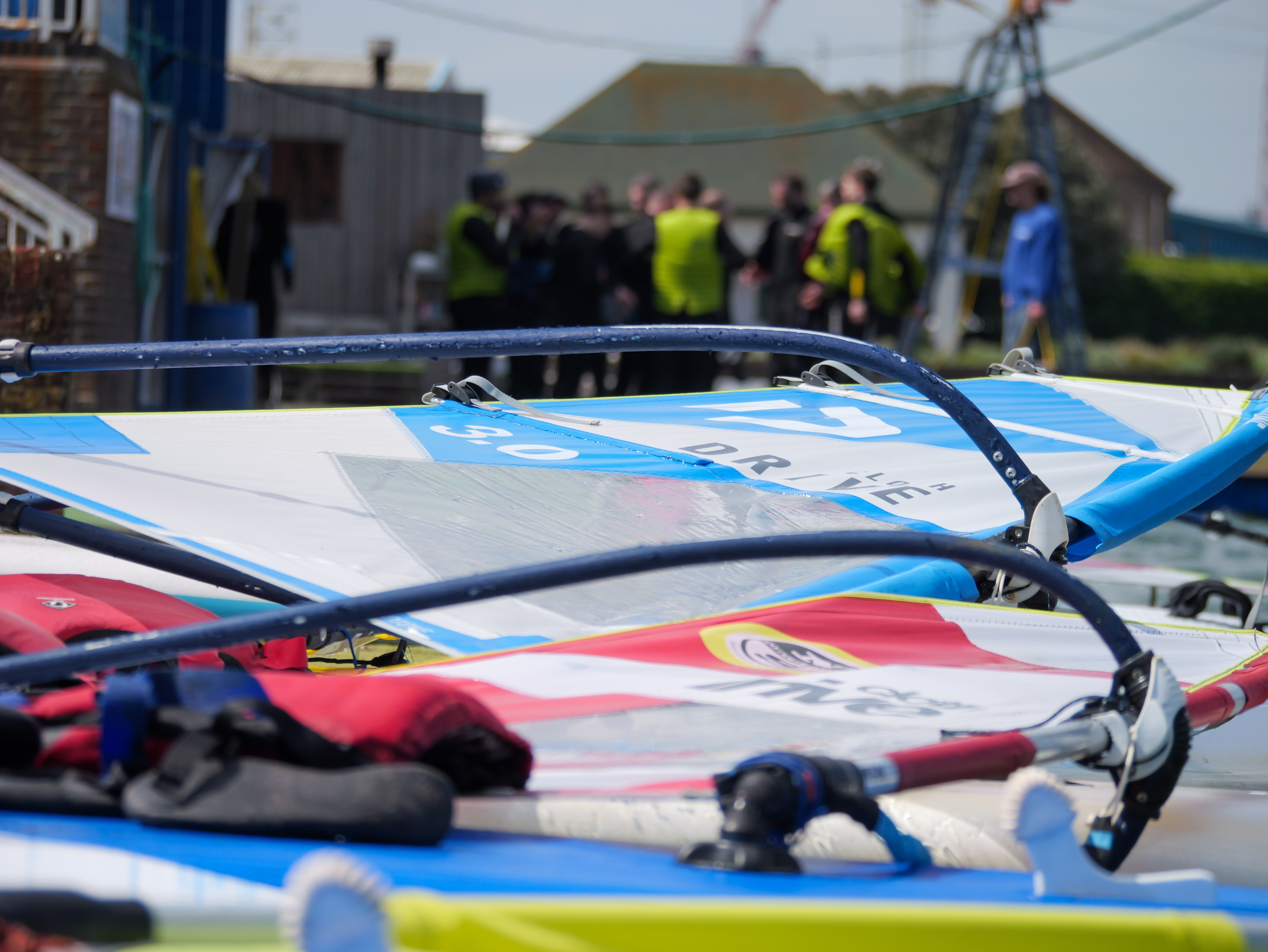 Atrapa el viento y corre a través del agua en una sesión de introducción al windsurf.