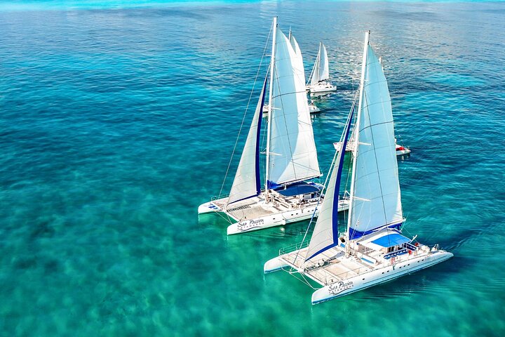 Experiencia de Navegación en Isla Mujeres con Recogida y Hasta un 30% de Descuento por Compra Anticipada - Alojamientos en Cancún
