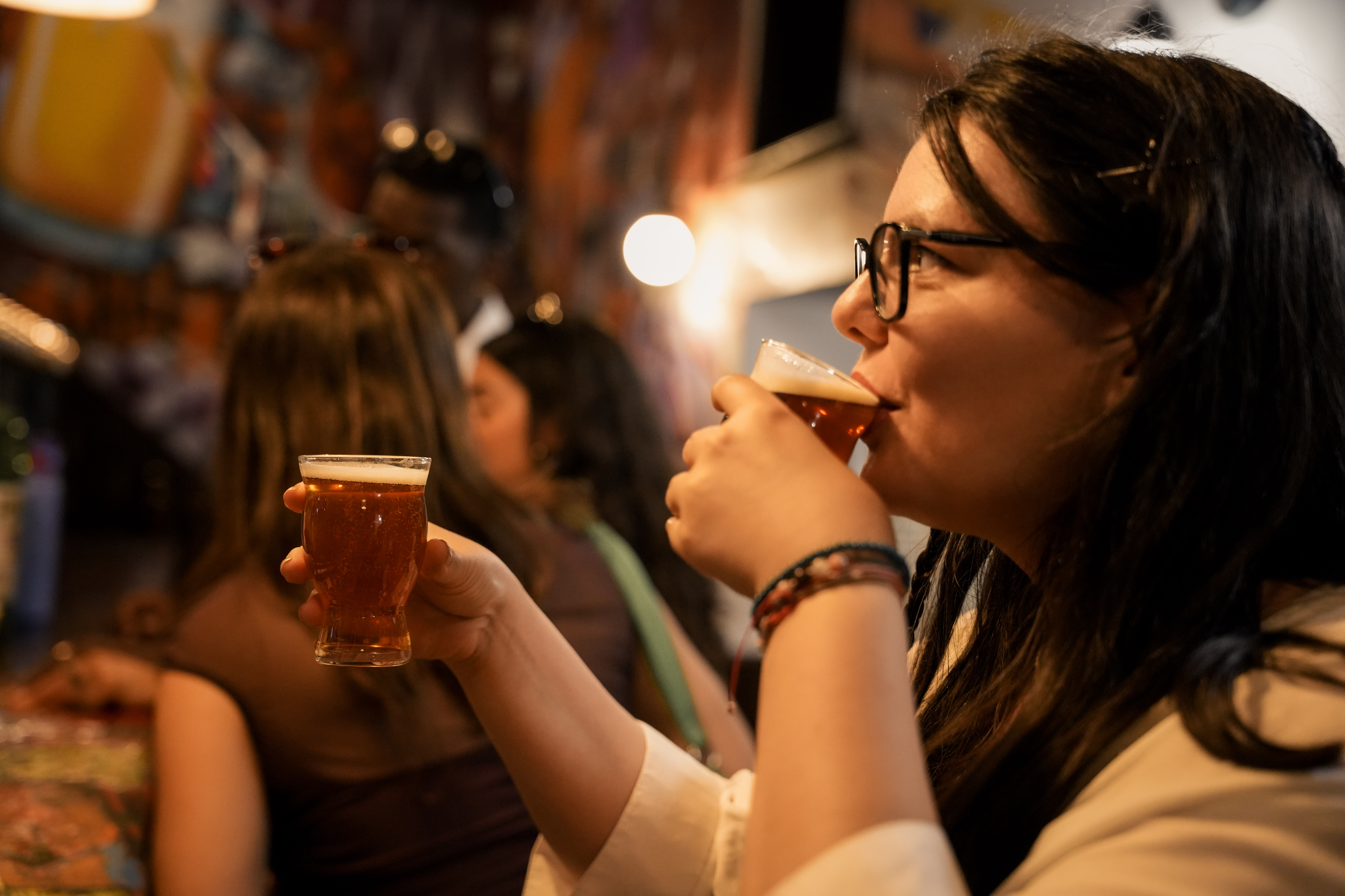 Barcelona: Beer Tasting with Drinks Included & Live Music
